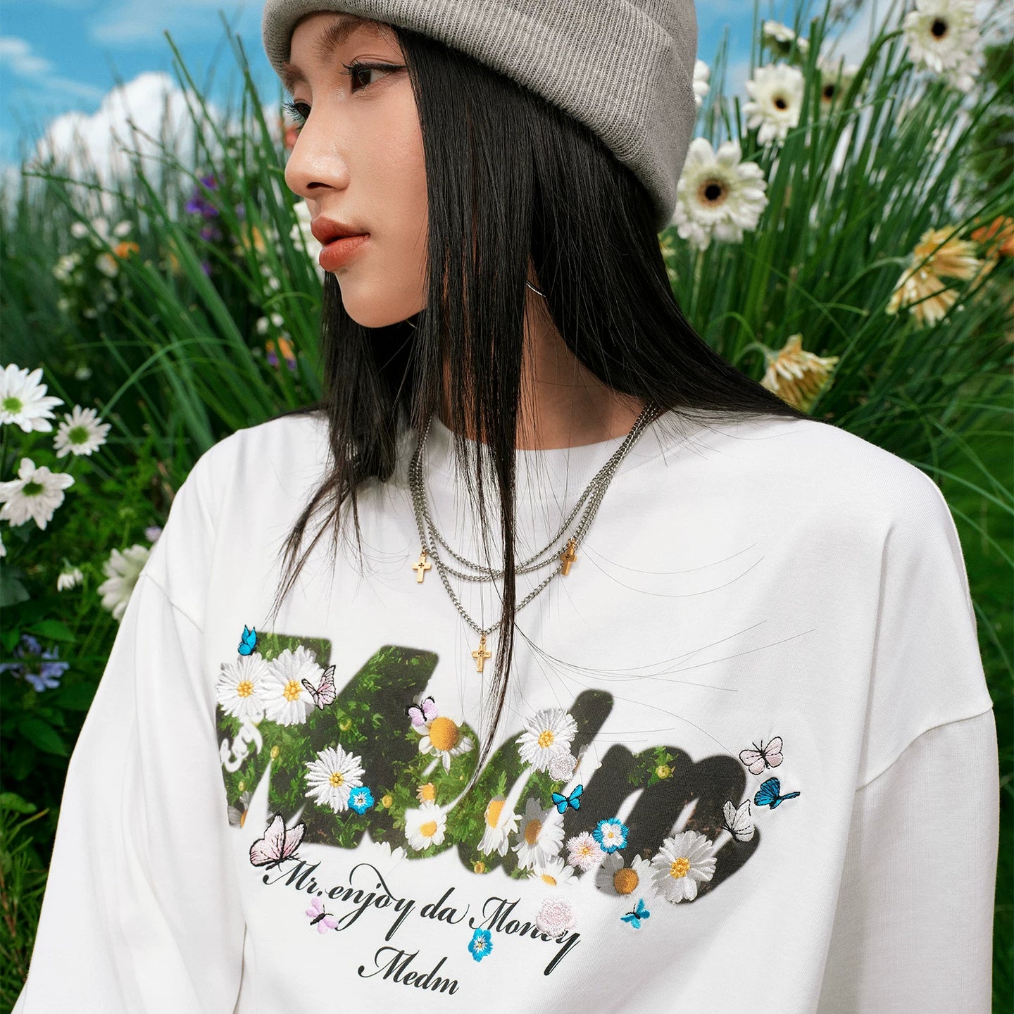 MEDM flower bed daisy butterfly print casual round neck long sleeved T-shirt trendy loose couple base shirt top autumn
