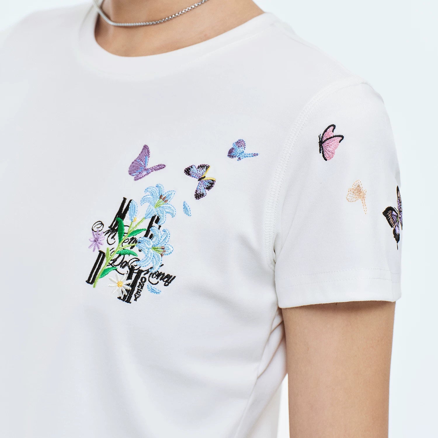 MEDM Butterfly Wrapped Magnolia Embroidered Logo Casual T-shirt Trendy Versatile Slim Fit Look Round Neck Short Sleeve Women