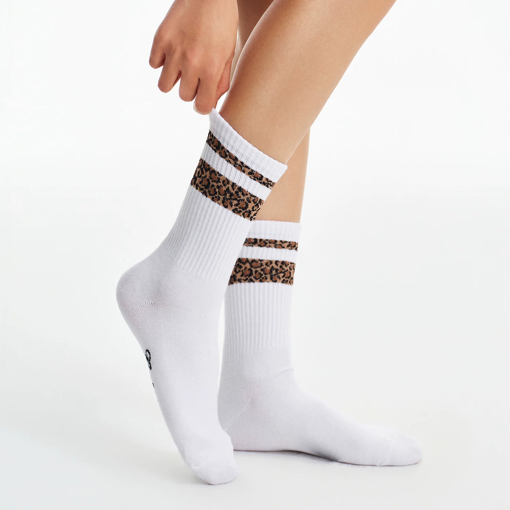 MEDM three-dimensional leopard print jacquard sweat absorbing breathable socks with versatile retro contrasting colors for men and women striped mid tube socks