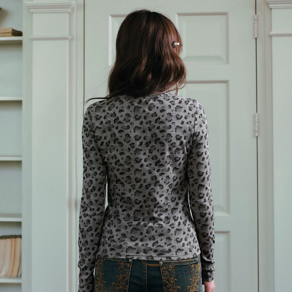 MEDM leopard print V-neck Henley casual long sleeved T-shirt for women, trendy letter printed sweet and cool top for autumn