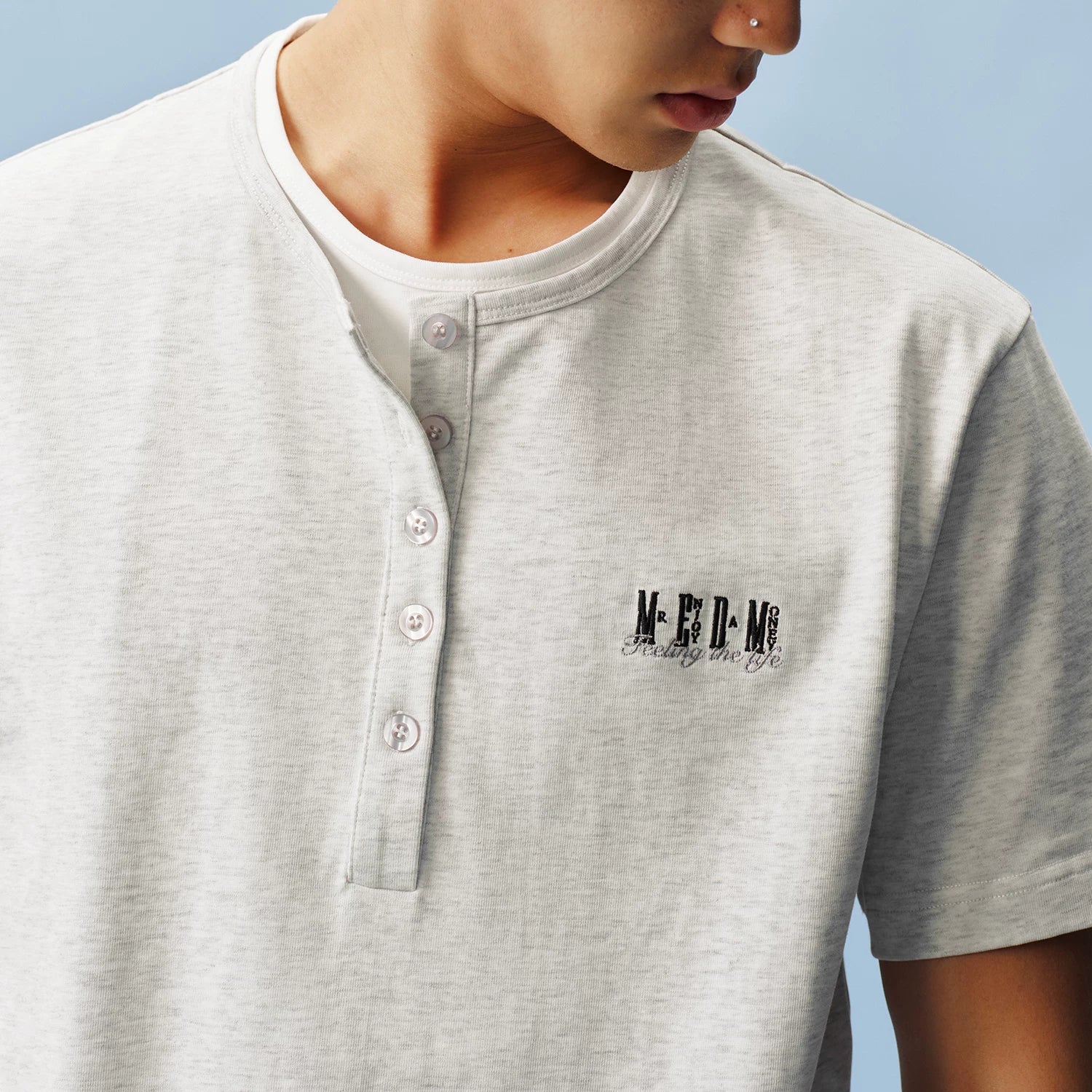 MEDM fake two Henry collar embroidered logo relaxed casual T-shirt simple and versatile breathable loose short sleeved men