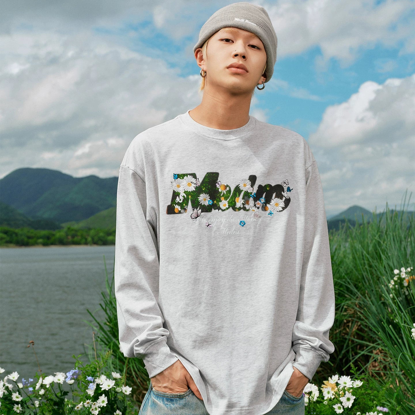 MEDM flower bed daisy butterfly print casual round neck long sleeved T-shirt trendy loose couple base shirt top autumn