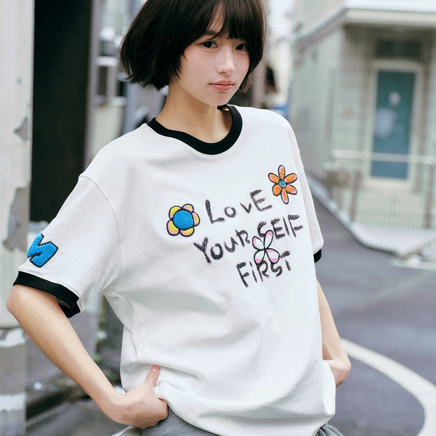 MEDM × YUY Jade Collaboration - Embrace Love Slogan Printed Color Contrasting Collar Cuffs Casual Round Neck Short Sleeve T-shirt