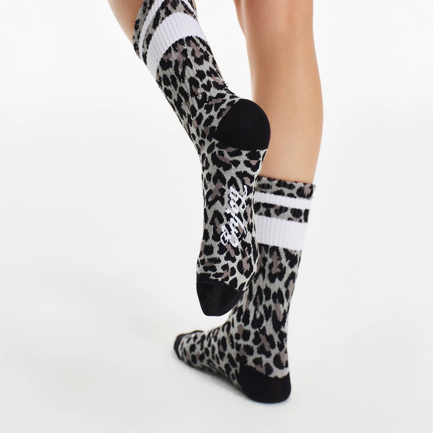 MEDM three-dimensional leopard print jacquard sweat absorbing breathable socks with versatile retro contrasting colors for men and women striped mid tube socks