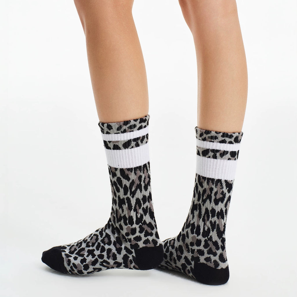 MEDM three-dimensional leopard print jacquard sweat absorbing breathable socks with versatile retro contrasting colors for men and women striped mid tube socks